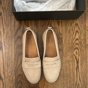 Naturalizer Light Tan Slip-On Loafers 8.5
